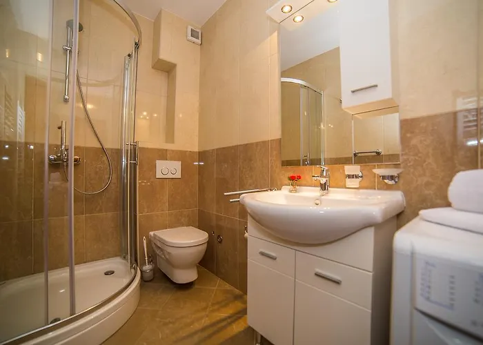 Milan アパート マカルスカ