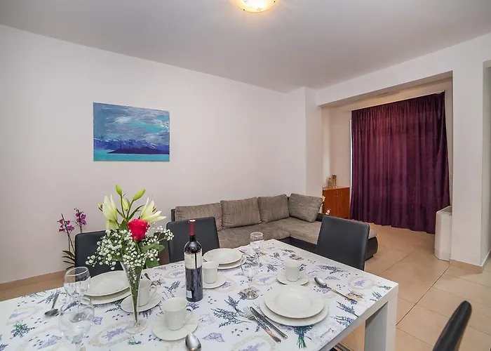 アパート Milan マカルスカ